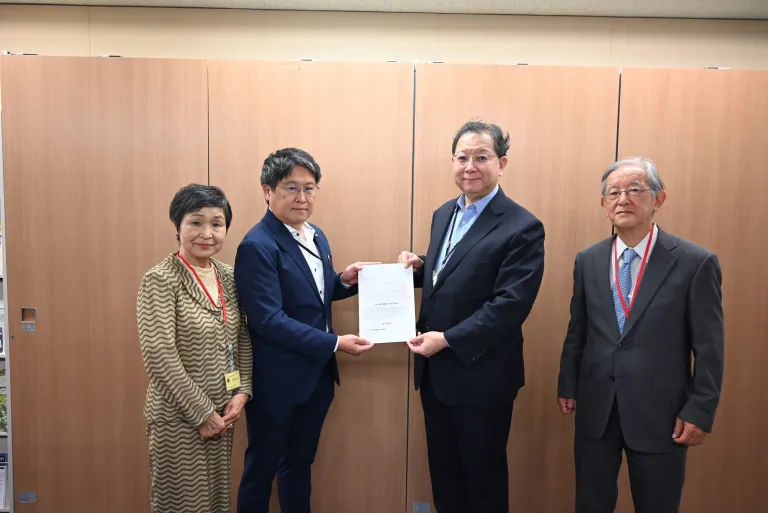 左から、当財団田村理事長、日本看護協会秋山会長、間 保険局長、全国訪問看護事業協会中島会長